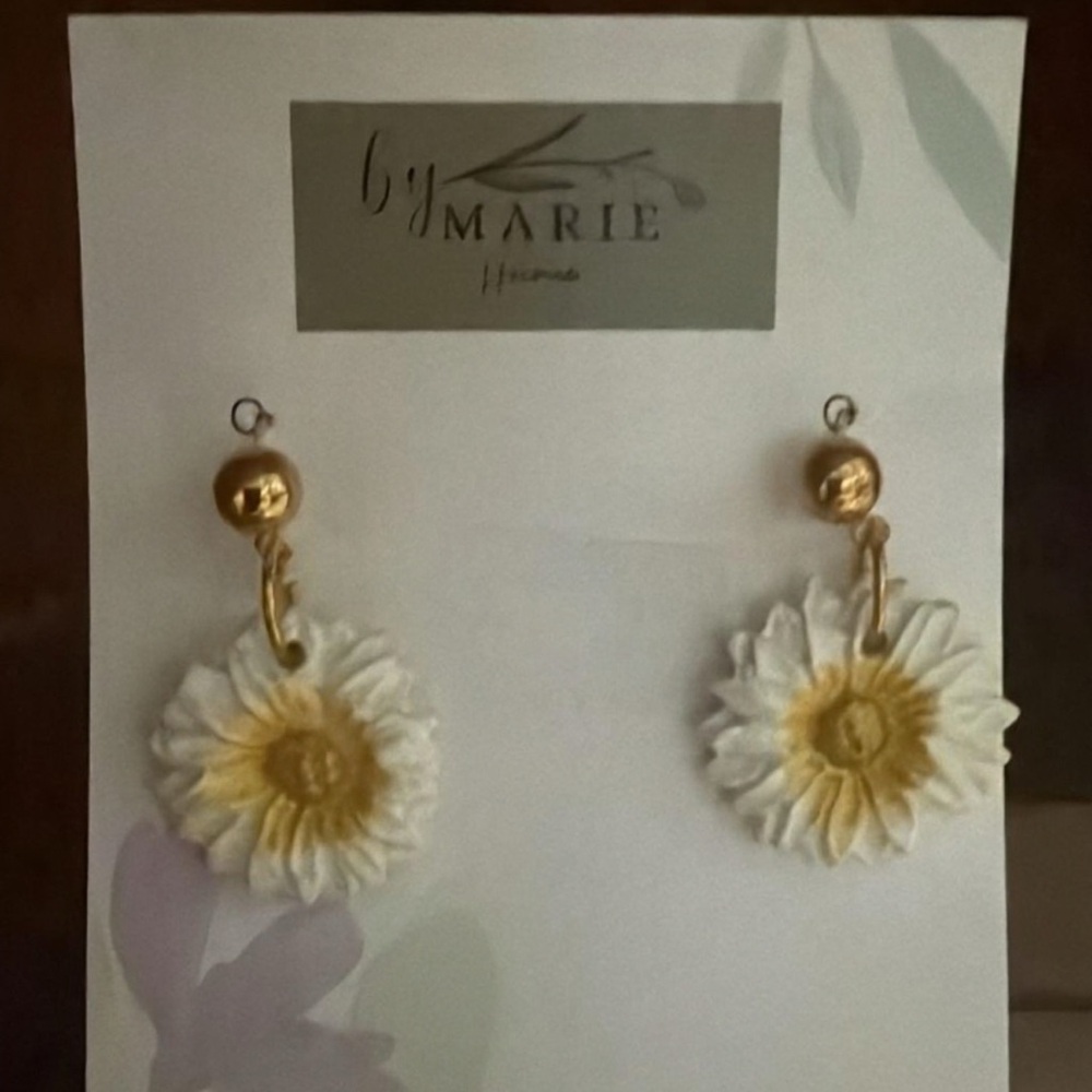 Maripe White and Gold Daisy Earrings